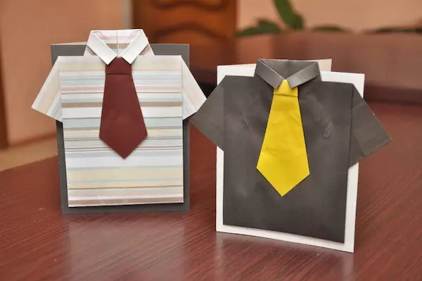 折り紙「タイとシャツ」：子供のための紙の折り紙の段階的なデザイン。どのようにお父さんへの贈り物として、2月23日にステップバイステップの手順にはがきを作るには？ 26952_4