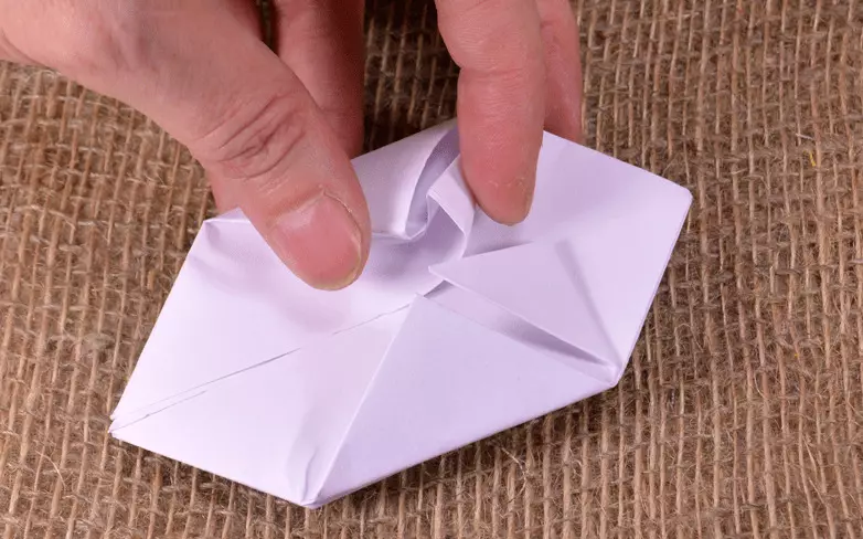Origami «بومبا»: قەغەز بومبا پارتىلاشنىڭ ئورۇنلاشتۇرۇلۇشى. A4 ئارقىلىق ئاساسىي باسقۇچنىڭ ئاساسىي شەكلىنى قانداق قىلىش كېرەك? 26957_14