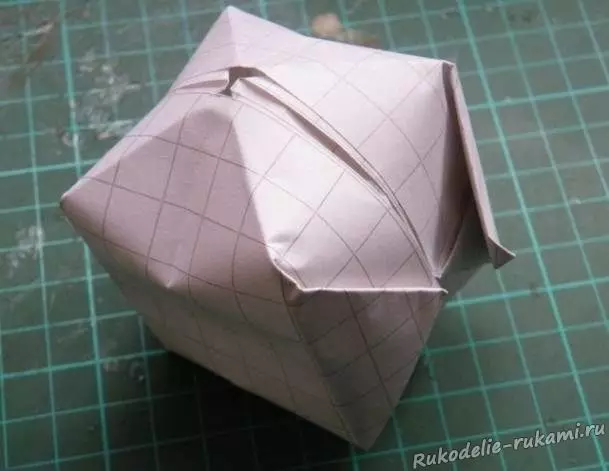 Origami «بومبا»: قەغەز بومبا پارتىلاشنىڭ ئورۇنلاشتۇرۇلۇشى. A4 ئارقىلىق ئاساسىي باسقۇچنىڭ ئاساسىي شەكلىنى قانداق قىلىش كېرەك? 26957_7