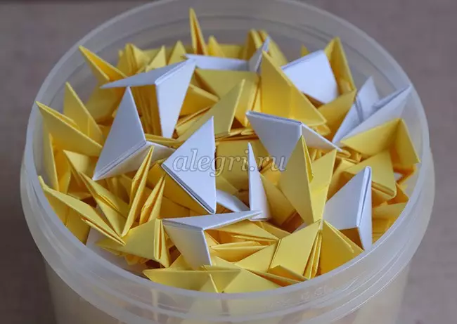 Origami i bhfoirm leon: conas é a dhéanamh ó pháipéar de réir na scéime le Seachbhóthar Céim Leanaí? Treoracha chun origami casta modúlach a chruthú do thosaitheoirí 26968_26