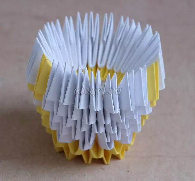 Origami sub forma unui leu: cum să o facă din hârtie conform schemei cu bypass pas cu copii? Instrucțiuni pentru crearea unui complex modular Origami pentru începători 26968_29