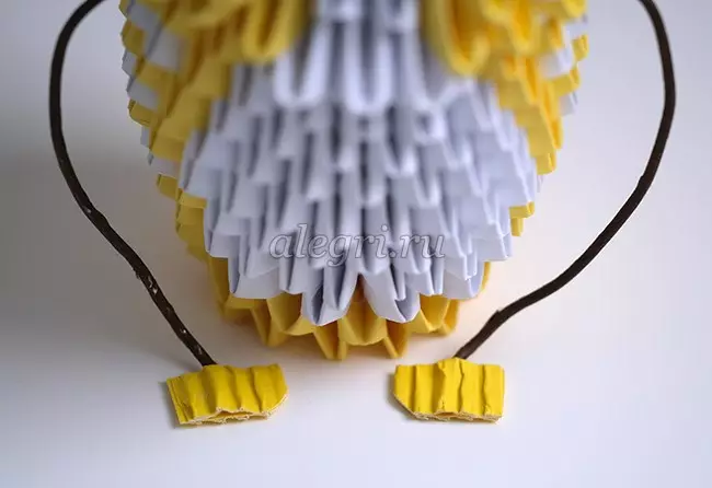 Origami sub forma unui leu: cum să o facă din hârtie conform schemei cu bypass pas cu copii? Instrucțiuni pentru crearea unui complex modular Origami pentru începători 26968_31