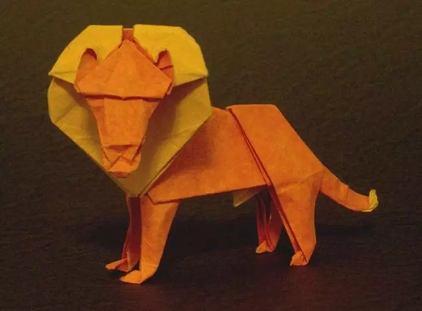 Origami i form af en løve: Sådan gør du det fra papir i henhold til ordningen med børn Step bypass? Instruktioner til oprettelse af en modulær kompleks origami for begyndere 26968_6