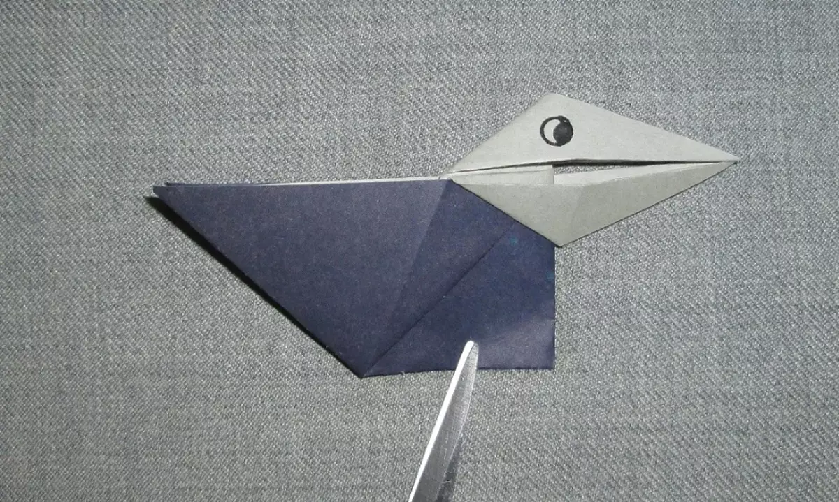 Орігамі «Ворона»: як зробити з паперу ворону, яка відкриває рот? Як з дітьми скласти ворону з дзьобом по схемам? 26972_13