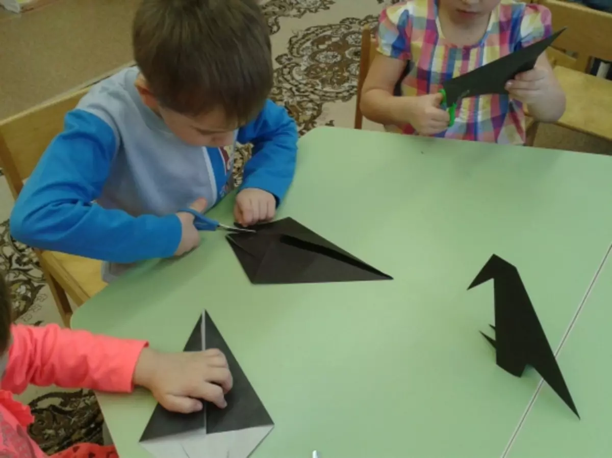 Орігамі «Ворона»: як зробити з паперу ворону, яка відкриває рот? Як з дітьми скласти ворону з дзьобом по схемам? 26972_14