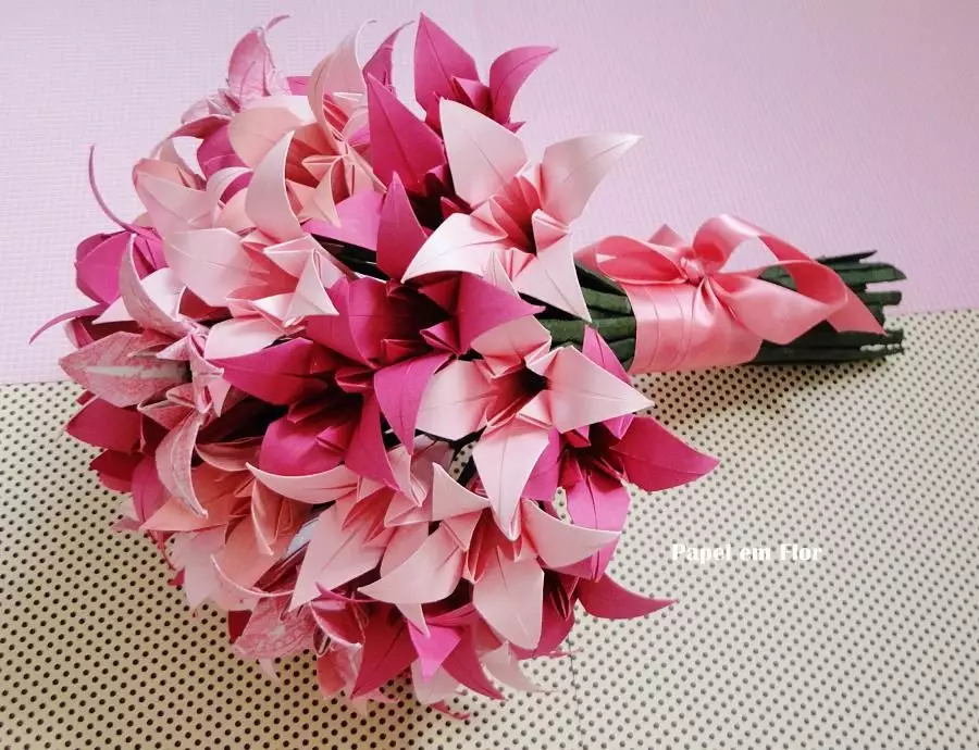 Букеты из бумаги видео. Origami Flower Лилия. Кусудама Лилия. Букет из цветов оригами. Букет лилий оригами.