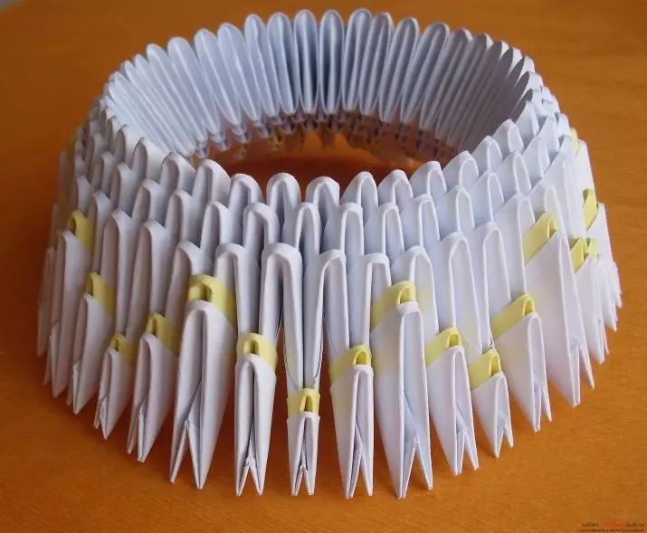 Origami modulari sotto forma di un uovo di Pasqua: istruzioni passo-passo per assemblare uova da moduli sullo stand, schemi per principianti 26978_21
