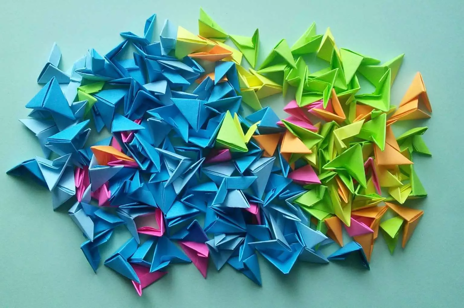 Modulaire origami in de vorm van een paasei: stapsgewijze instructies voor het monteren van eieren van modules op de stand, regelingen voor beginners 26978_9
