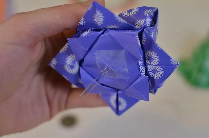 Origami «Waterweewwear» (40 լուսանկար). Ինչպես ծաղիկ պատրաստել թղթի վրա ձեր սեփական ձեռքերով փուլային սխեմայով: Սկսնակների համար մոդուլային օրիգամի ստեղծելու քայլ առ քայլ հրահանգներ 26980_24