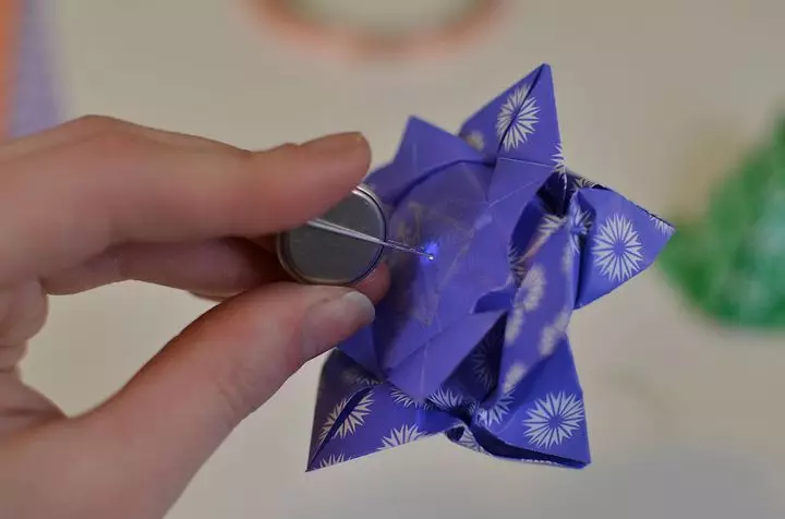 Origami «Waterweewwear» (40 լուսանկար). Ինչպես ծաղիկ պատրաստել թղթի վրա ձեր սեփական ձեռքերով փուլային սխեմայով: Սկսնակների համար մոդուլային օրիգամի ստեղծելու քայլ առ քայլ հրահանգներ 26980_25