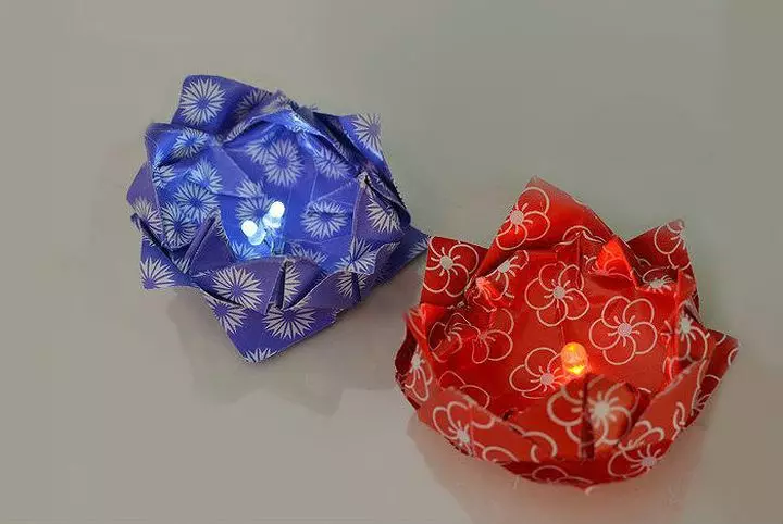 Origami «Waterweewwear» (40 լուսանկար). Ինչպես ծաղիկ պատրաստել թղթի վրա ձեր սեփական ձեռքերով փուլային սխեմայով: Սկսնակների համար մոդուլային օրիգամի ստեղծելու քայլ առ քայլ հրահանգներ 26980_27