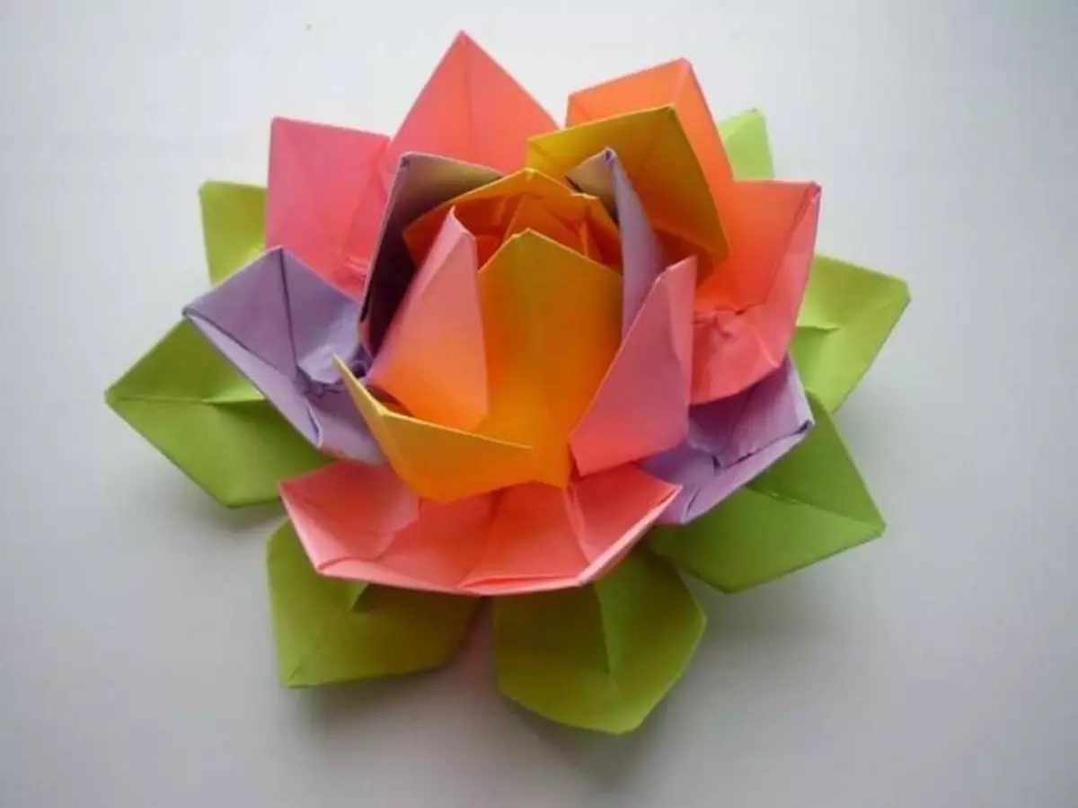 Origami «Waterweewwear» (40 լուսանկար). Ինչպես ծաղիկ պատրաստել թղթի վրա ձեր սեփական ձեռքերով փուլային սխեմայով: Սկսնակների համար մոդուլային օրիգամի ստեղծելու քայլ առ քայլ հրահանգներ 26980_6