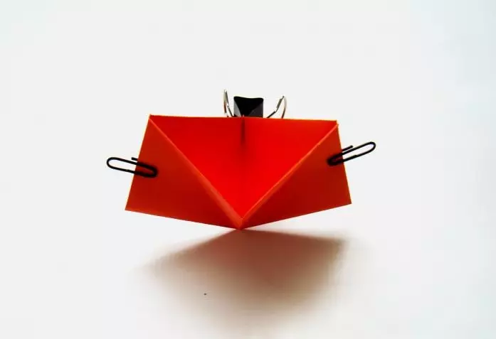 Origami box: Paano gumawa ng isang kahon ng papel gamit ang iyong sariling mga kamay sa isang talukap ng mata? Paano tiklupin ang isang box-cat sa scheme? Ang pinaka-simpleng mga pakete ng origami sa mga sunud-sunod na tagubilin nang walang kola 26986_13
