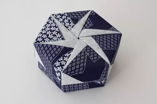 Caixa de origami: Como fazer uma caixa de papel com suas próprias mãos com uma tampa? Como dobrar um gato de caixa no esquema? Os pacotes de origami mais simples em instruções passo a passo sem cola 26986_3