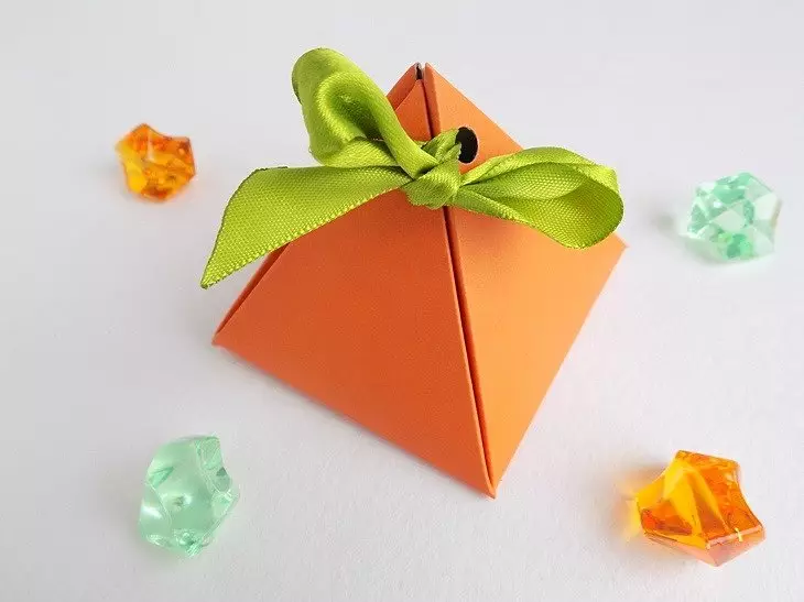 ប្រអប់ origami: របៀបធ្វើប្រអប់ក្រដាសដោយដៃរបស់អ្នកផ្ទាល់ជាមួយគំរបមួយ? តើធ្វើដូចម្តេចដើម្បីបត់ប្រអប់ឆ្មាមួយនៅក្នុងគ្រោងការណ៍? កញ្ចប់ Origami សាមញ្ញបំផុតក្នុងការណែនាំជាជំហាន ៗ ដោយគ្មានកាវបិទ 26986_7