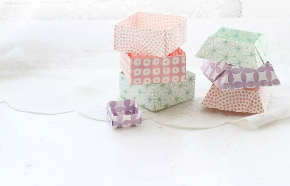 Origami-Box: So erstellen Sie eine Papierkiste mit Ihren eigenen Händen mit einem Deckel? Wie klappte ich eine Box-Katze im Schema? Die einfachsten Origami-Pakete auf Schritt-für-Schritt-Anweisungen ohne Kleber 26986_9