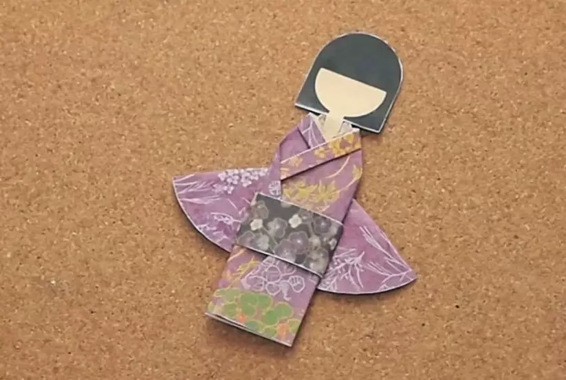Origami „Doll“ z papíru: jak japonskou panenku podle schématu pro děti? Master class na postupné konstrukci krásné papírové panenky 26987_31