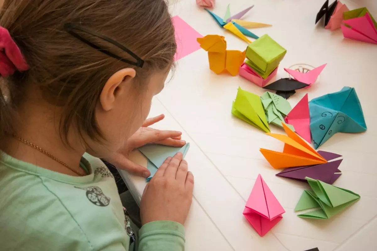 Origami de la hârtie pentru copii 5-6 ani: scheme pas cu pas, meserii simple cu propriile lor mâini. Cât de ușor este să faci o clasă caldă pe începătorii clasei de masterat? 26988_10