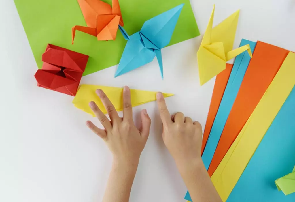 Origami թղթի համար 5-6 տարեկան երեխաների համար. Քայլ առ քայլ սխեմաներ, պարզ արհեստներ իրենց ձեռքերով: Որքան հեշտ է վարպետության դասի սկսնակների վրա ջերմ դաս անել: 26988_11