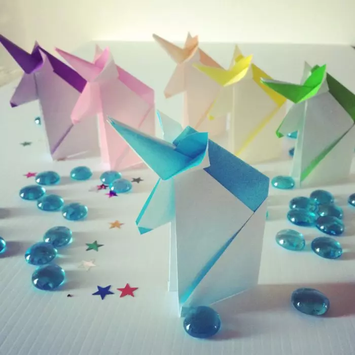 Origami «Unicorn»: πώς να το κάνετε από χαρτί, ανάλογα με το σχήμα με τα παιδιά; Πώς να κάνει ένα κεφάλι εύκολο; Σταδιακή modular origami για αρχάριους 27002_13