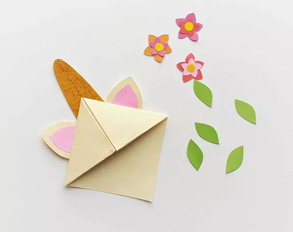 Origami „Unicorn”: hogyan lehet azt a papírt a program a gyerekekkel? Hogyan készítsünk egy fej egyszerű? A szakaszos moduláris origami kezdőknek 27002_5