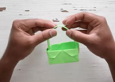 Origami-զամբյուղ: Հավաքովի օրիգամիի թղթից եւ պարզ զամբյուղ սեփական ձեռքերով. Ինչպես կատարել մի զամբյուղի, ըստ սխեմայի երեխաների համար. 27010_10