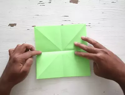 Origami-զամբյուղ: Հավաքովի օրիգամիի թղթից եւ պարզ զամբյուղ սեփական ձեռքերով. Ինչպես կատարել մի զամբյուղի, ըստ սխեմայի երեխաների համար. 27010_13