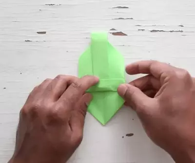 Origami-զամբյուղ: Հավաքովի օրիգամիի թղթից եւ պարզ զամբյուղ սեփական ձեռքերով. Ինչպես կատարել մի զամբյուղի, ըստ սխեմայի երեխաների համար. 27010_15