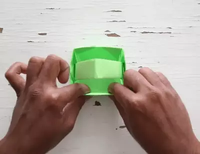 Origami-զամբյուղ: Հավաքովի օրիգամիի թղթից եւ պարզ զամբյուղ սեփական ձեռքերով. Ինչպես կատարել մի զամբյուղի, ըստ սխեմայի երեխաների համար. 27010_16
