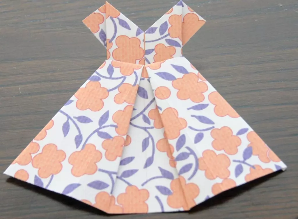 紙の折り紙「ドレス」：子供のためのスキーム。どのように3月8日にお母さんのステップバイパスのためのあなた自身の手で折り紙を作るには？指示に従ってドレスケースを折るする方法？ 27013_16