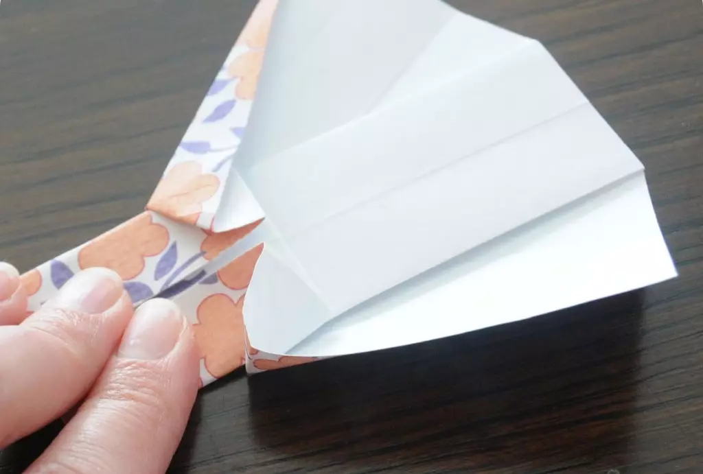 紙の折り紙「ドレス」：子供のためのスキーム。どのように3月8日にお母さんのステップバイパスのためのあなた自身の手で折り紙を作るには？指示に従ってドレスケースを折るする方法？ 27013_18