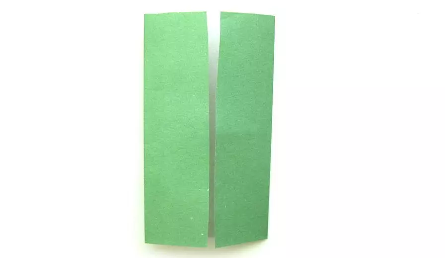 紙の折り紙「ドレス」：子供のためのスキーム。どのように3月8日にお母さんのステップバイパスのためのあなた自身の手で折り紙を作るには？指示に従ってドレスケースを折るする方法？ 27013_29