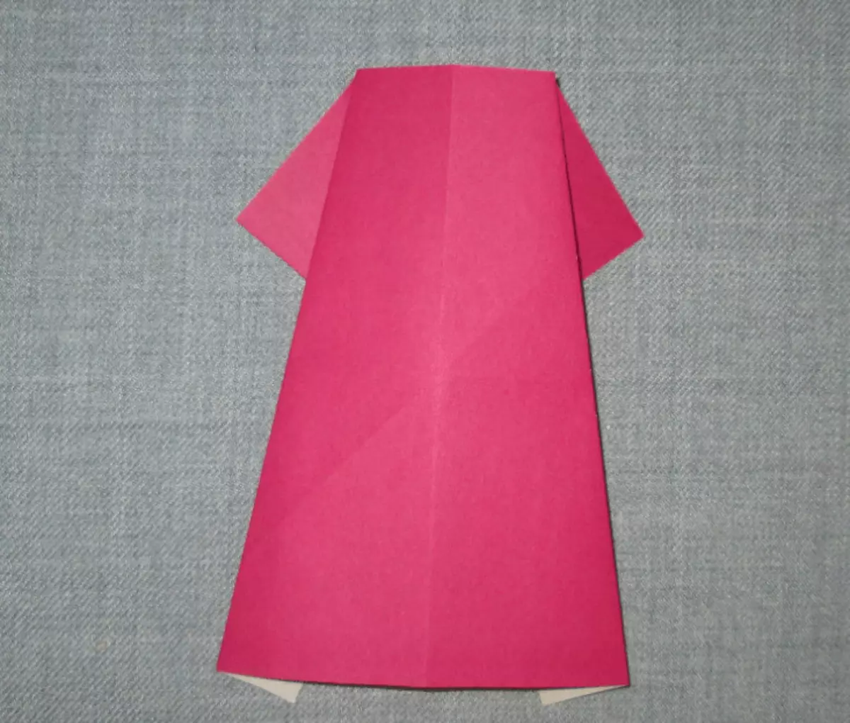紙の折り紙「ドレス」：子供のためのスキーム。どのように3月8日にお母さんのステップバイパスのためのあなた自身の手で折り紙を作るには？指示に従ってドレスケースを折るする方法？ 27013_34