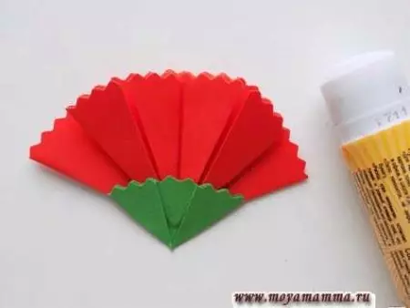 Origami „Karanfil”: kako napraviti cvijet papira s djecom na korak-po-korak upute sa svoje ruke? Proizvodnja modularni origami 23. veljače 27021_16