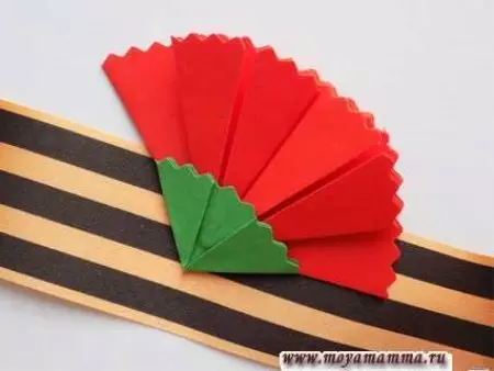 Origami „Karanfil”: kako napraviti cvijet papira s djecom na korak-po-korak upute sa svoje ruke? Proizvodnja modularni origami 23. veljače 27021_17