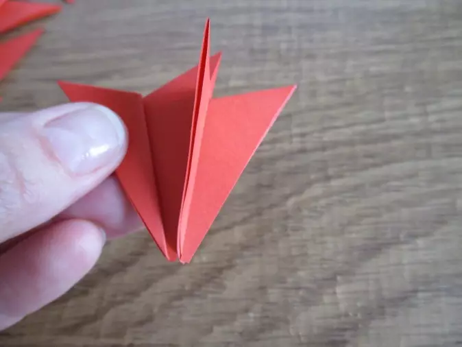 តើធ្វើដូចម្តេចដើម្បីធ្វើឱ្យផ្កាក្រដាសជាមួយកុមារក្នុងការណែនាំជាជំហាន ៗ ដោយដៃរបស់អ្នកផ្ទាល់? ផលិតកម្ម Origami ម៉ូឌុលនៅថ្ងៃទី 23 ខែកុម្ភៈ 27021_42