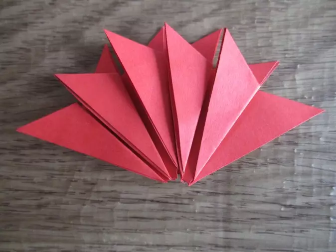 តើធ្វើដូចម្តេចដើម្បីធ្វើឱ្យផ្កាក្រដាសជាមួយកុមារក្នុងការណែនាំជាជំហាន ៗ ដោយដៃរបស់អ្នកផ្ទាល់? ផលិតកម្ម Origami ម៉ូឌុលនៅថ្ងៃទី 23 ខែកុម្ភៈ 27021_45