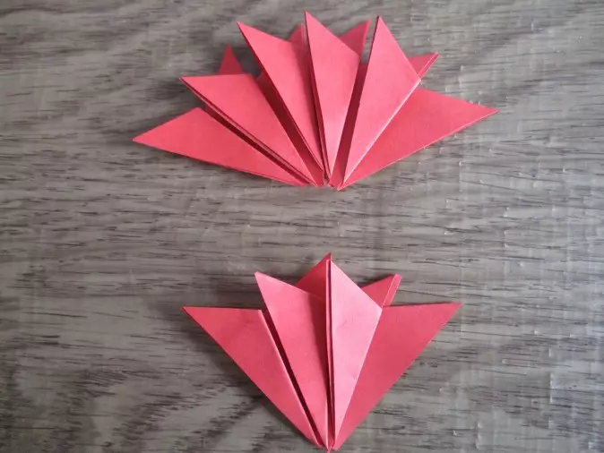 តើធ្វើដូចម្តេចដើម្បីធ្វើឱ្យផ្កាក្រដាសជាមួយកុមារក្នុងការណែនាំជាជំហាន ៗ ដោយដៃរបស់អ្នកផ្ទាល់? ផលិតកម្ម Origami ម៉ូឌុលនៅថ្ងៃទី 23 ខែកុម្ភៈ 27021_47