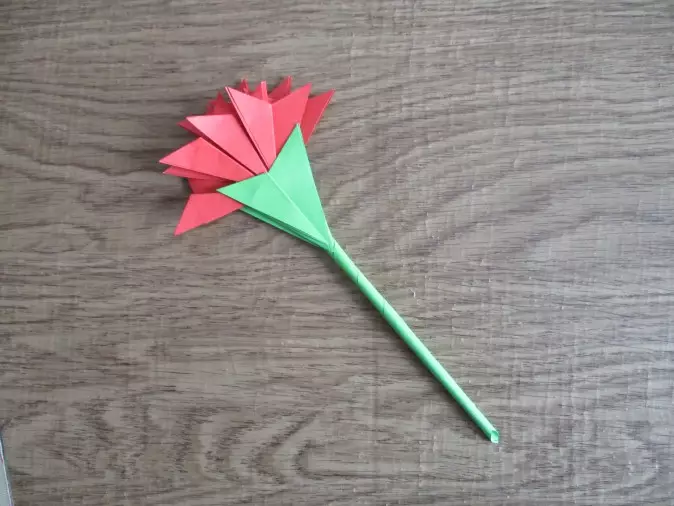 Origami „Karanfil”: kako napraviti cvijet papira s djecom na korak-po-korak upute sa svoje ruke? Proizvodnja modularni origami 23. veljače 27021_61
