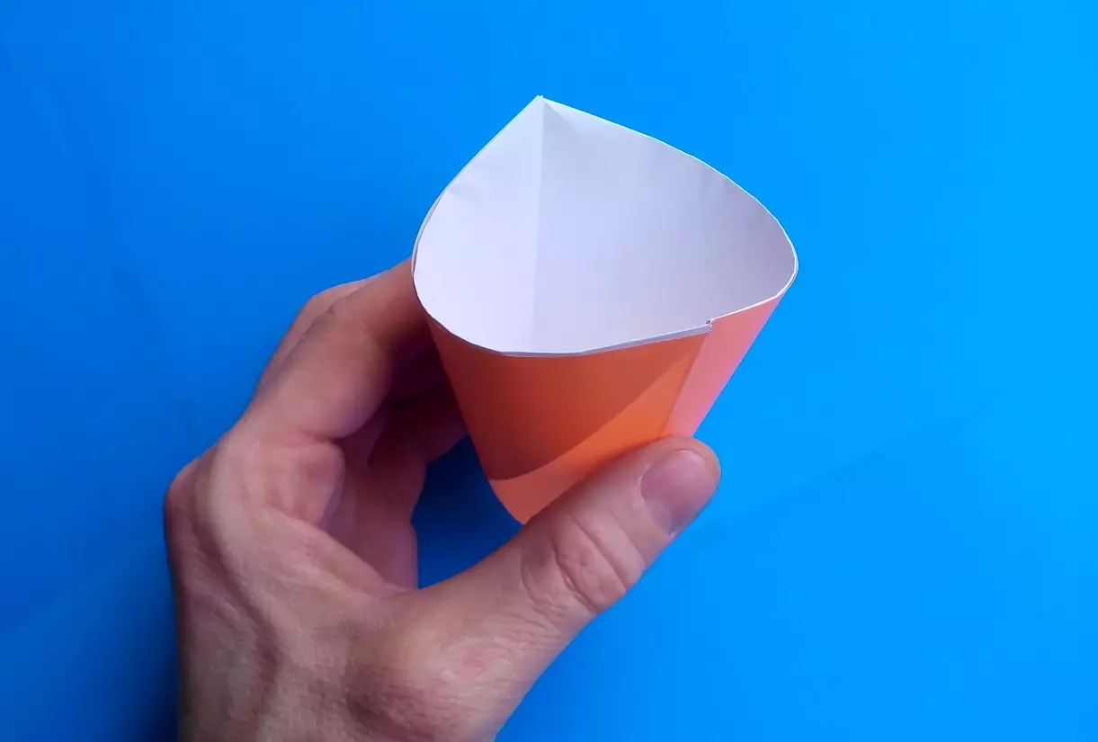 Стакан на листе бумаги. Бумажный стаканчик оригами. Конструирование стаканчик. Складывание из бумаги стаканчика. Стакан из бумаги оригами.