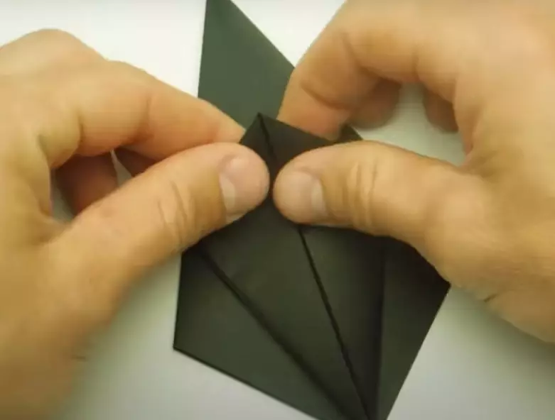 折纸“蜘蛛”：如何根据该方案制作纸张模块折纸？易于折纸“跳跃蜘蛛”为儿童和初学者 27024_9