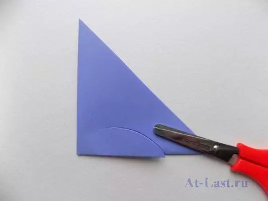 Origami «Iris». Պարզ թղթե ծաղիկ ըստ սխեմայի: Ինչպես կատարել քայլ առ քայլ հրահանգներ էլեգանտ Իրիս իրենց ձեռքերով սկսնակներով: 27028_18