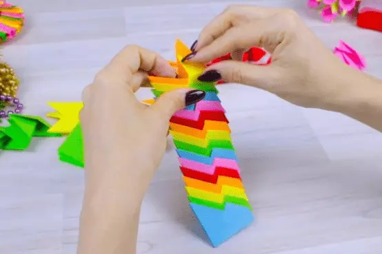 Origami-antistress: Toy-transformator från papper A4, lättviktigt vikningsschema utan lim. Hur man gör olika intressanta hantverk? 27030_10