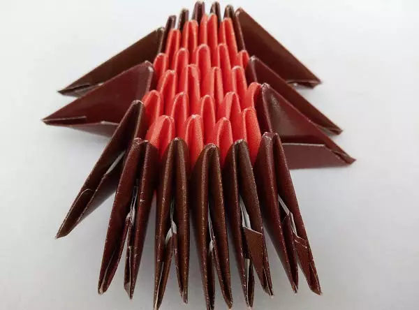 Оригами «Краб»: балалардың схемасына сәйкес қағаздан краб. Нұсқаулықтардың қадамдарында қарапайым крабты қалай жасауға болады? Модульдік краб Потпно 27036_36
