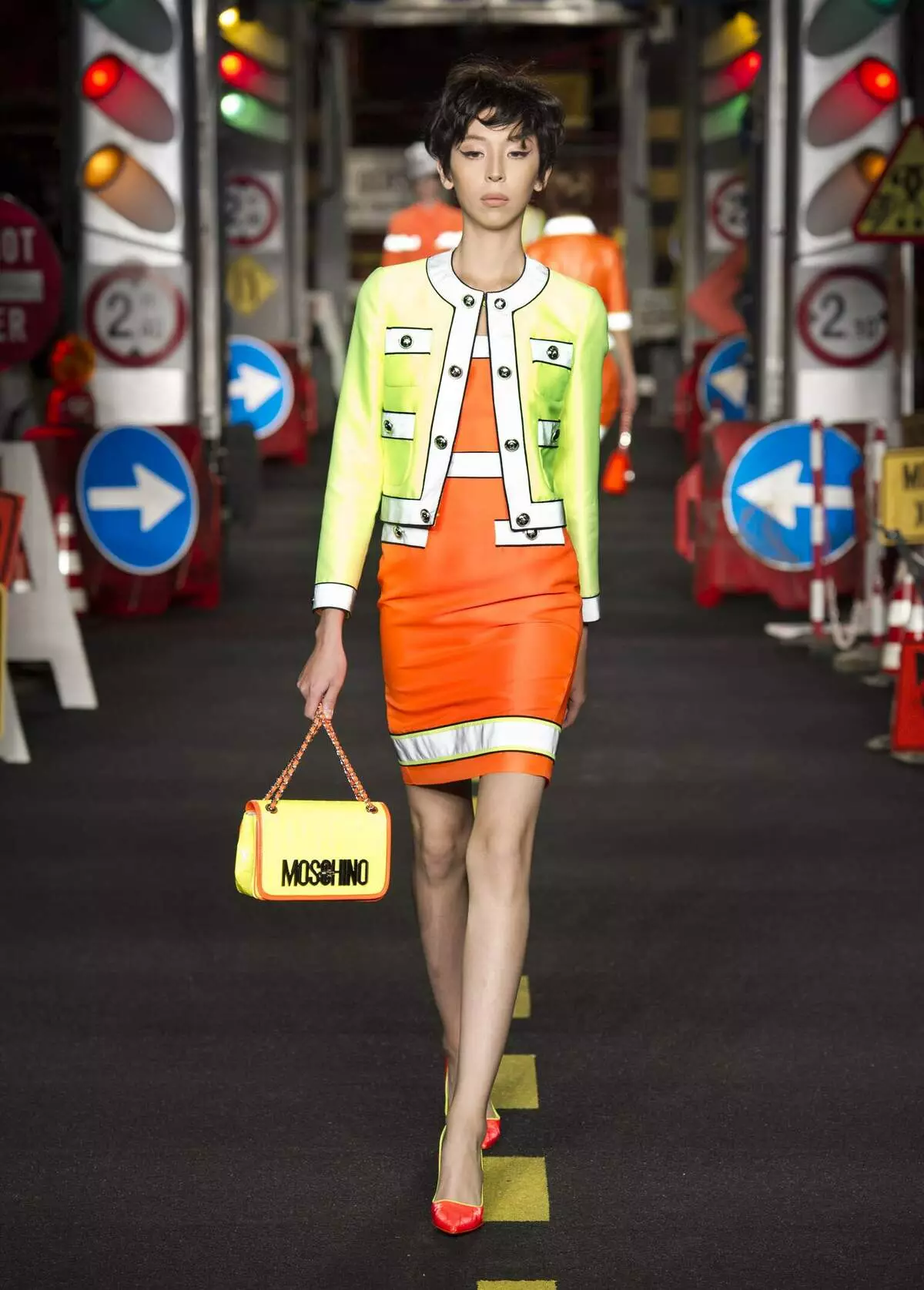 Халтаҳои moschino (64 акс) -ро дӯст доред: дар шакли курта ва дигар моделҳо 2703_9