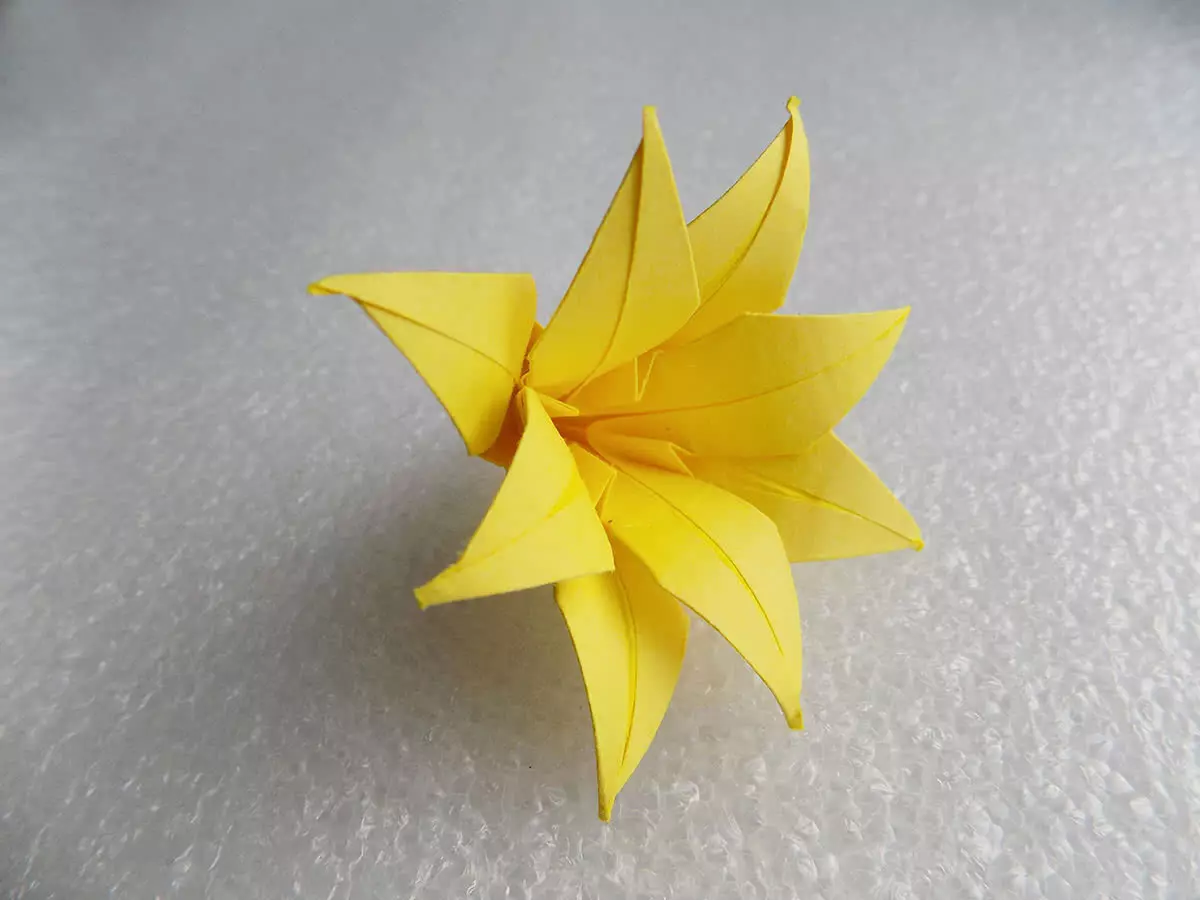 Цветок крокус оригами для детей. Оригами. Оригами цветок. Лилия из бумаги. Лилии оригами.