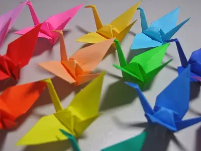 Origami จากกระดาษสำหรับเด็กอายุ 8-9 ปี: โครงร่างแสงแบบทีละขั้นตอนสำหรับเด็กผู้ชายและงานฝีมือสำหรับเด็กผู้หญิงด้วยมือของตัวเองความคิดที่เรียบง่ายสำหรับผู้เริ่มต้น 27047_10
