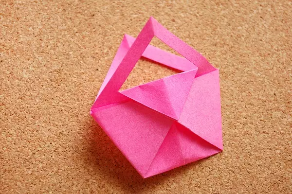 Origami จากกระดาษสำหรับเด็กอายุ 8-9 ปี: โครงร่างแสงแบบทีละขั้นตอนสำหรับเด็กผู้ชายและงานฝีมือสำหรับเด็กผู้หญิงด้วยมือของตัวเองความคิดที่เรียบง่ายสำหรับผู้เริ่มต้น 27047_24