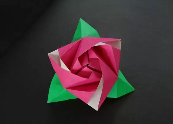 Origami จากกระดาษสำหรับเด็กอายุ 8-9 ปี: โครงร่างแสงแบบทีละขั้นตอนสำหรับเด็กผู้ชายและงานฝีมือสำหรับเด็กผู้หญิงด้วยมือของตัวเองความคิดที่เรียบง่ายสำหรับผู้เริ่มต้น 27047_26