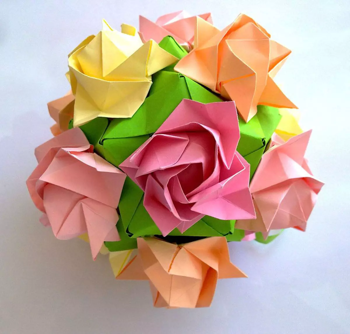 Origami จากกระดาษสำหรับเด็กอายุ 8-9 ปี: โครงร่างแสงแบบทีละขั้นตอนสำหรับเด็กผู้ชายและงานฝีมือสำหรับเด็กผู้หญิงด้วยมือของตัวเองความคิดที่เรียบง่ายสำหรับผู้เริ่มต้น 27047_4